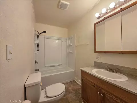Bath - 905 Campbell, Yreka, CA 96097 photo 1 of 2