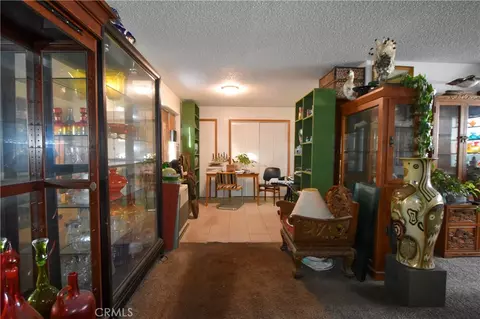 Entry Way - 908 Miner St, Yreka, CA 96097 photo 1 of 2