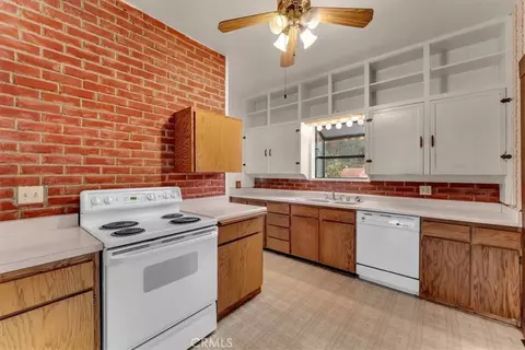 Kitchen - 550 Bayles Ave, Red Bluff, CA 96080 photo 1 of 3