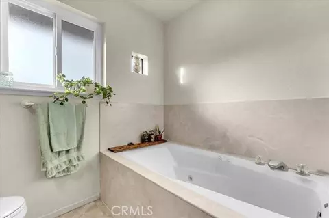 Bath - 21550 Leaf Ave, Corning, CA 96021 photo 2 of 5