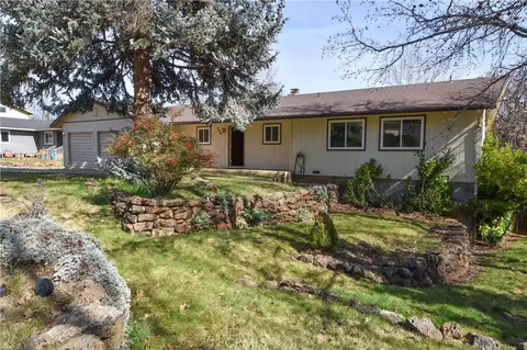 748 Meadowlark Ln, Yreka, CA 96097