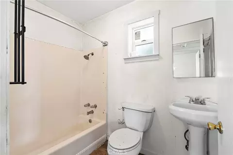 Bath - 312 W Cedar St, Willows, CA 95988 photo 1 of 1