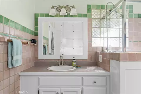 Bath - 587 E 3rd, Chico, CA 95928 photo 3 of 6