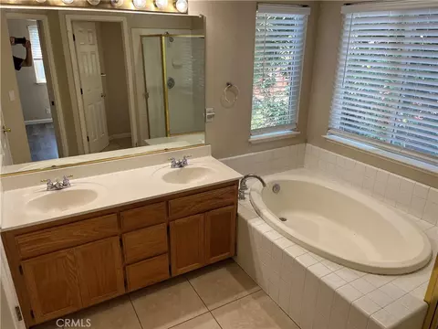 Bath - 1485 Heritage Oak Dr, Chico, CA 95928 photo 1 of 1