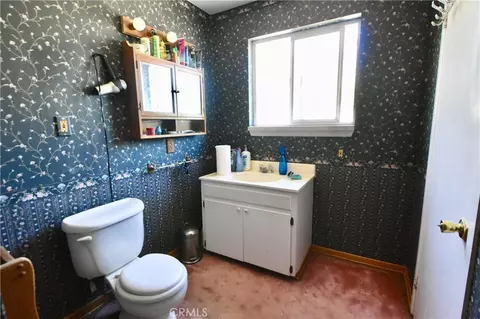 Bath - 602 Lane St, Yreka, CA 96097 photo 2 of 6