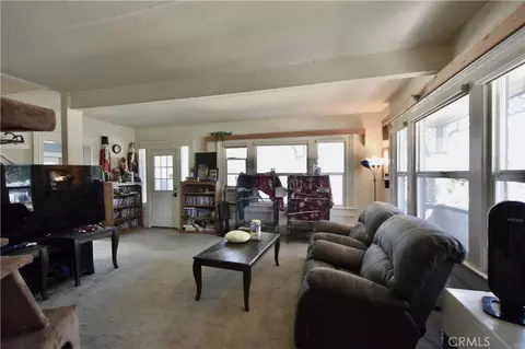 Living - 602 Lane St, Yreka, CA 96097 photo 1 of 2