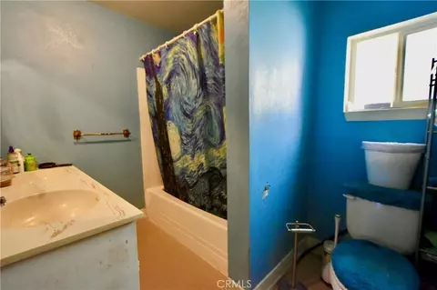 Bath - 602 Lane St, Yreka, CA 96097 photo 6 of 6