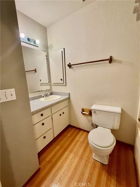 Bath - 557 5th, Willows, CA 95988 photo 1 of 3