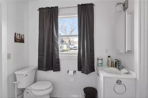 Bath - 709 Lane St, Yreka, CA 96097 photo 2 of 6