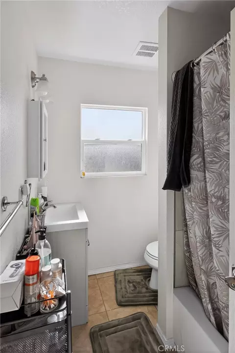 Bath - 709 Lane St, Yreka, CA 96097 photo 3 of 6