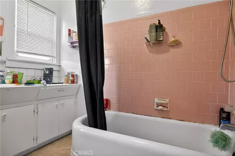 Bath - 709 Lane St, Yreka, CA 96097 photo 4 of 6