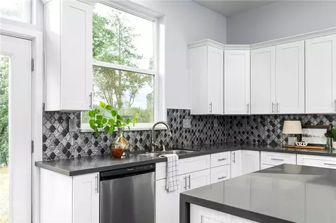 Kitchen - 231 Redbud Dr, Paradise, CA 95969 photo 4 of 5