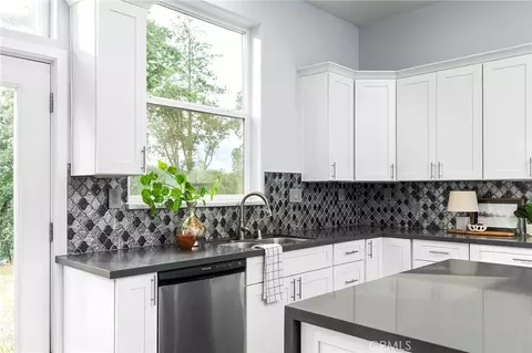 Kitchen - 231 Redbud Dr, Paradise, CA 95969 photo 4 of 5