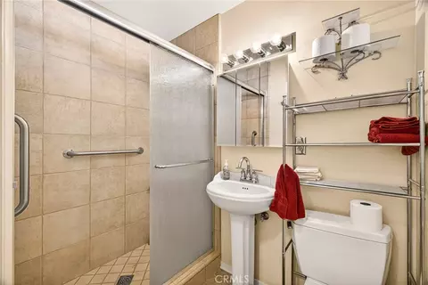 Bath - 905 First Ave, Willows, CA 95988 photo 3 of 4