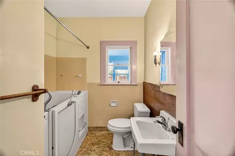 Bath - 222 N Lassen St, Willows, CA 95988 photo 1 of 4