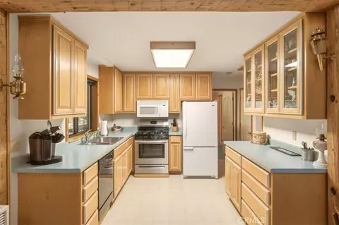 Kitchen - 20929 Fall Creek Rd, Castella, CA 96017 photo 1 of 2