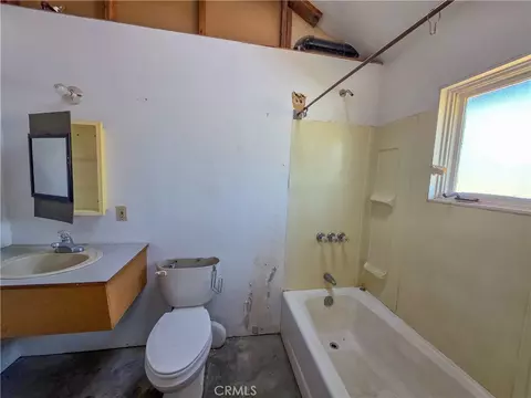 Bath - 7021 Quarry Rd, Weed, CA 96094 photo 1 of 2