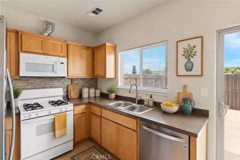 Kitchen - 1978 Bluffs, Oroville, CA 95965 photo 2 of 3
