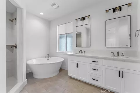 Bath - 3677 Nadal Dr, Redding, CA 96002 photo 1 of 2