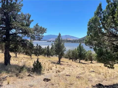 40 Lake Shore Dr, Weed, CA 96094