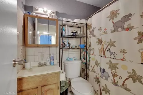 Bath - 1056 Hedge Ave, Olivehurst, CA 95961 photo 2 of 2