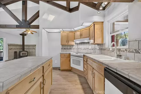 Kitchen - 43 Dacy, Cohasset, CA 95973 photo 3 of 4