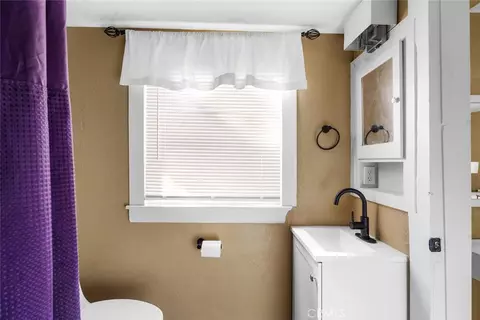 Bath - 735 Pine St, Chico, CA 95928 photo 4 of 4