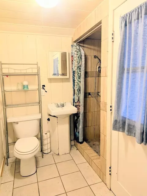 Bath - 4265 Osborn Rd, Flournoy, CA 96029 photo 6 of 6