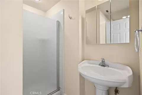 Bath - 139 S Murdock Ave, Willows, CA 95988 photo 1 of 2