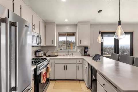 Kitchen - 14091 Highview Trl, Redding, CA 96003 photo 4 of 5