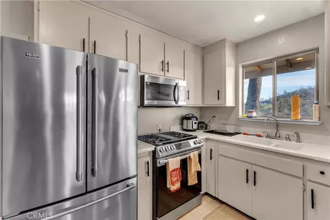 Kitchen - 14091 Highview Trl, Redding, CA 96003 photo 3 of 5