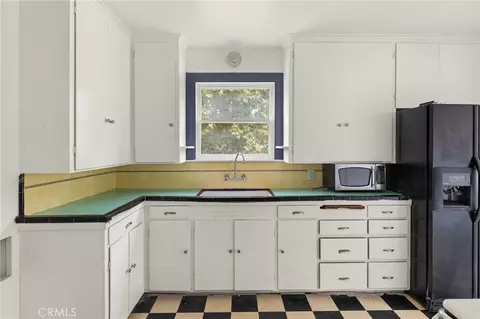 Kitchen - 272 E 4th E Ave, Chico, CA 95926 photo 2 of 2