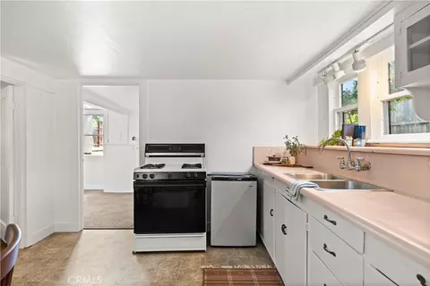 Kitchen - 1926 Broadway, Chico, CA 95928 photo 4 of 6