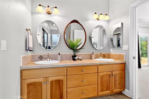 Bath - 1539 Gold Hills Dr, Redding, CA 96003 photo 4 of 10