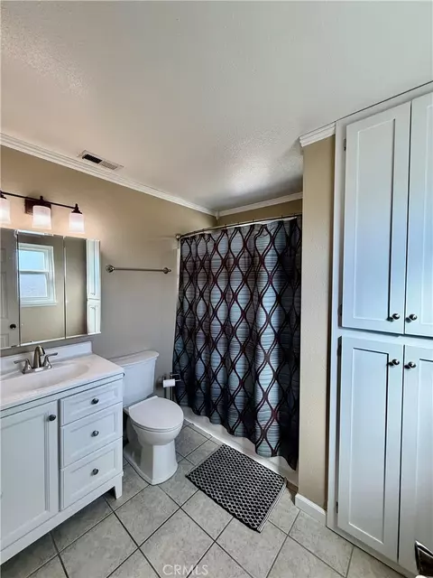 Bath - 839 Crestwood Way, Willows, CA 95988 photo 1 of 5