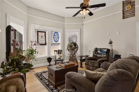 Living - 349 N Oregon St, Yreka, CA 96097 photo 1 of 4