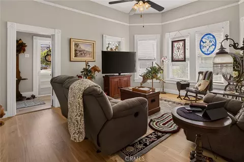 Living - 349 N Oregon St, Yreka, CA 96097 photo 4 of 4