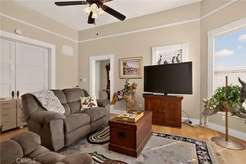 Living - 349 N Oregon St, Yreka, CA 96097 photo 2 of 4