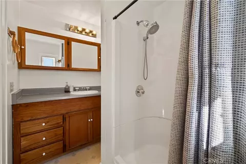 Bath - 658 4th St, Willows, CA 95988 photo 3 of 7