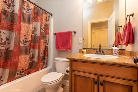 Bath - 2088 Lamb Ln, Chico, CA 95926 photo 3 of 3