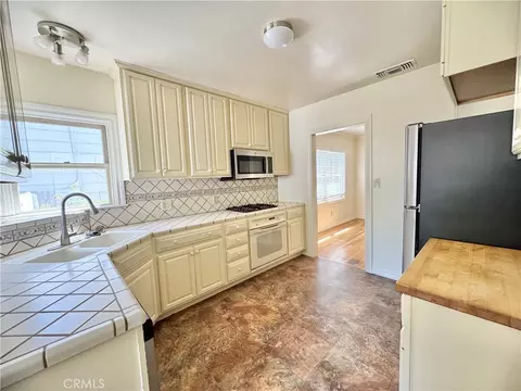 Kitchen - 548 W 4th Ave, Chico, CA 95926 photo 2 of 4