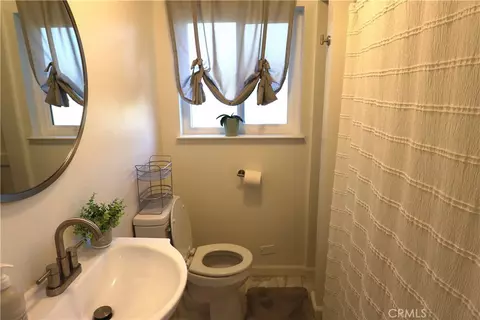 Bath - 217 Carona Ave, Corning, CA 96021 photo 4 of 7