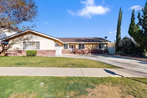 27216 Garza Dr, Saugus, CA 91350 photo 1