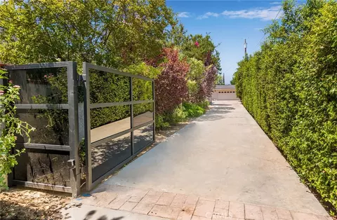 22841 Calvert St, Woodland Hills, CA 91367