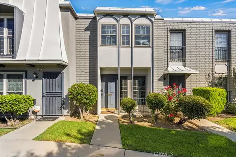 22149 Oxnard St, Woodland Hills, CA 91367