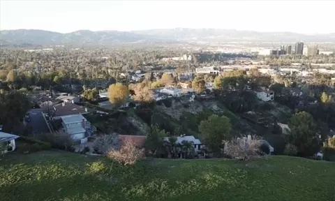 5143 N Llano Dr, Woodland Hills, CA 91364