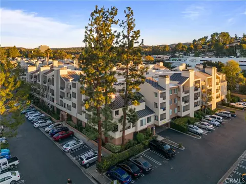 5530 Owensmouth Ave #313, Woodland Hills, CA 91367