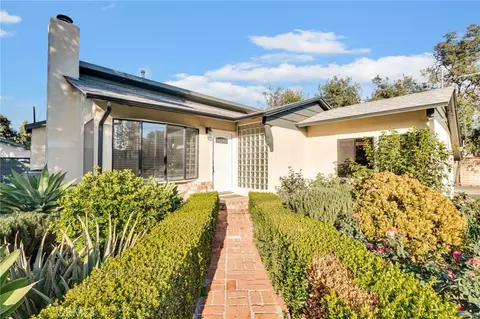 22701 Oxnard St, Woodland Hills, CA 91367