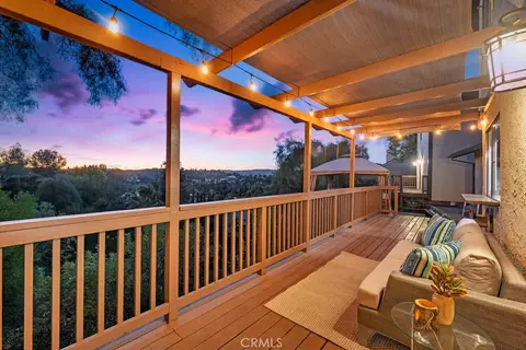 21695 Yucatan Ave, Woodland Hills, CA 91364