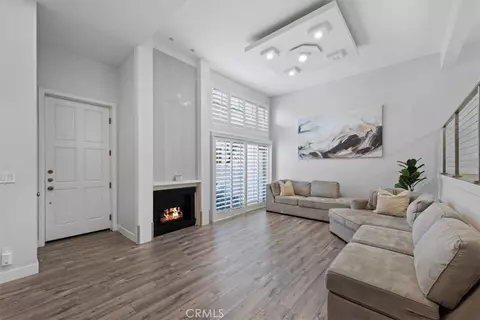 22243 14 Erwin St, Woodland Hills, CA 91367